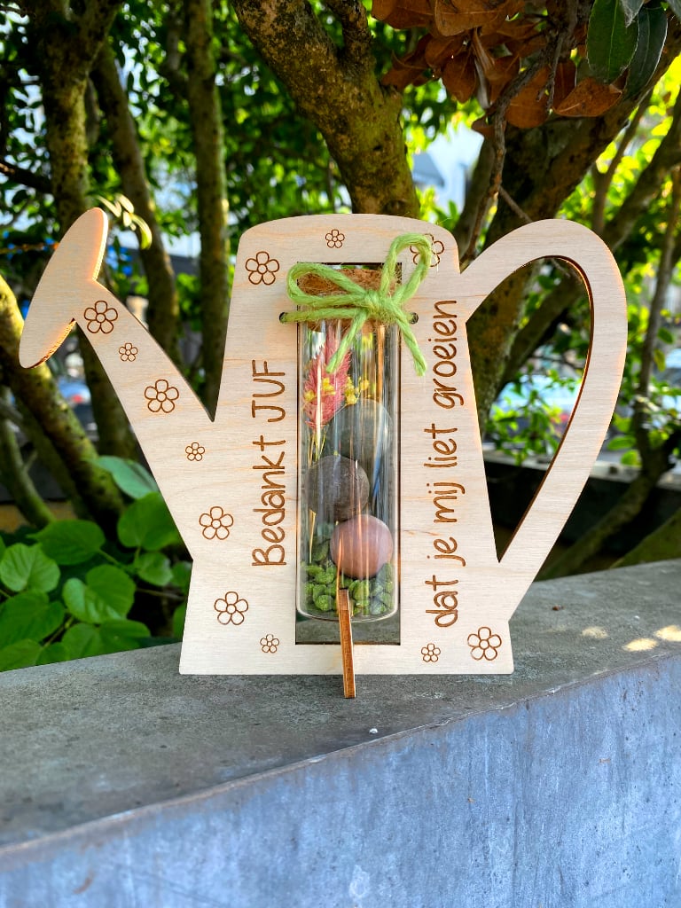 houten gieter met buisje gevuld met blossombs