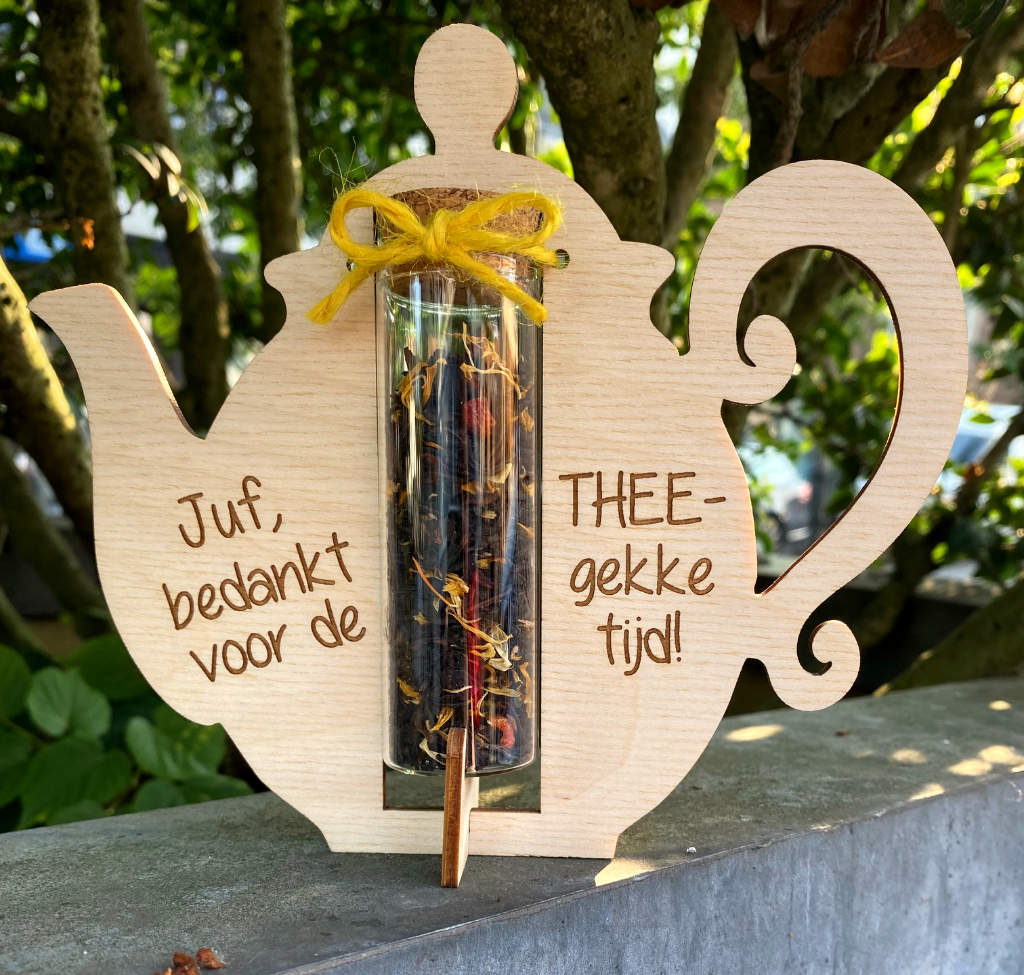 houten theepot met glazen buisje thee
