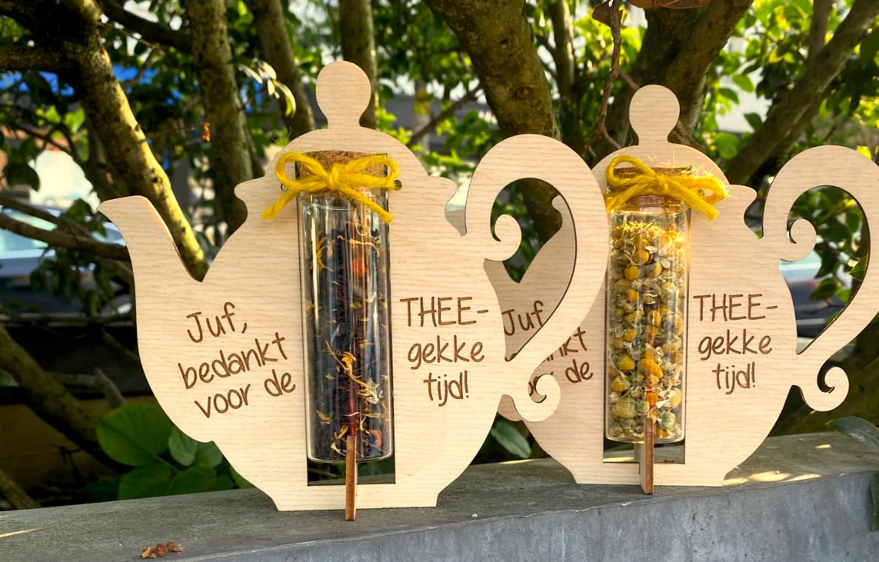 houten theepot met glazen buisje thee