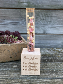 Blokje met droogbloemen in buisje juf