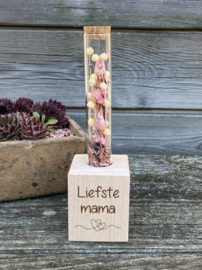 Blokje met droogbloemen in buisje mama/moederdag