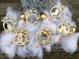 kerstballen met strik en naam
