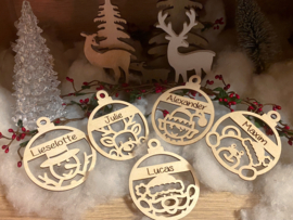 kerstbal met gegraveerde naam kerstfiguren