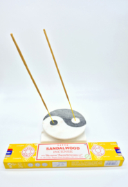 Cadeausetje Yin Yang Wierookhouder met Satya Sandalwood Wierookstokjes