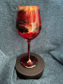 Witte wijnglas hand bewerkt met epoxy (red flare)