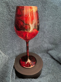 Witte wijnglas hand bewerkt met epoxy (red flare)