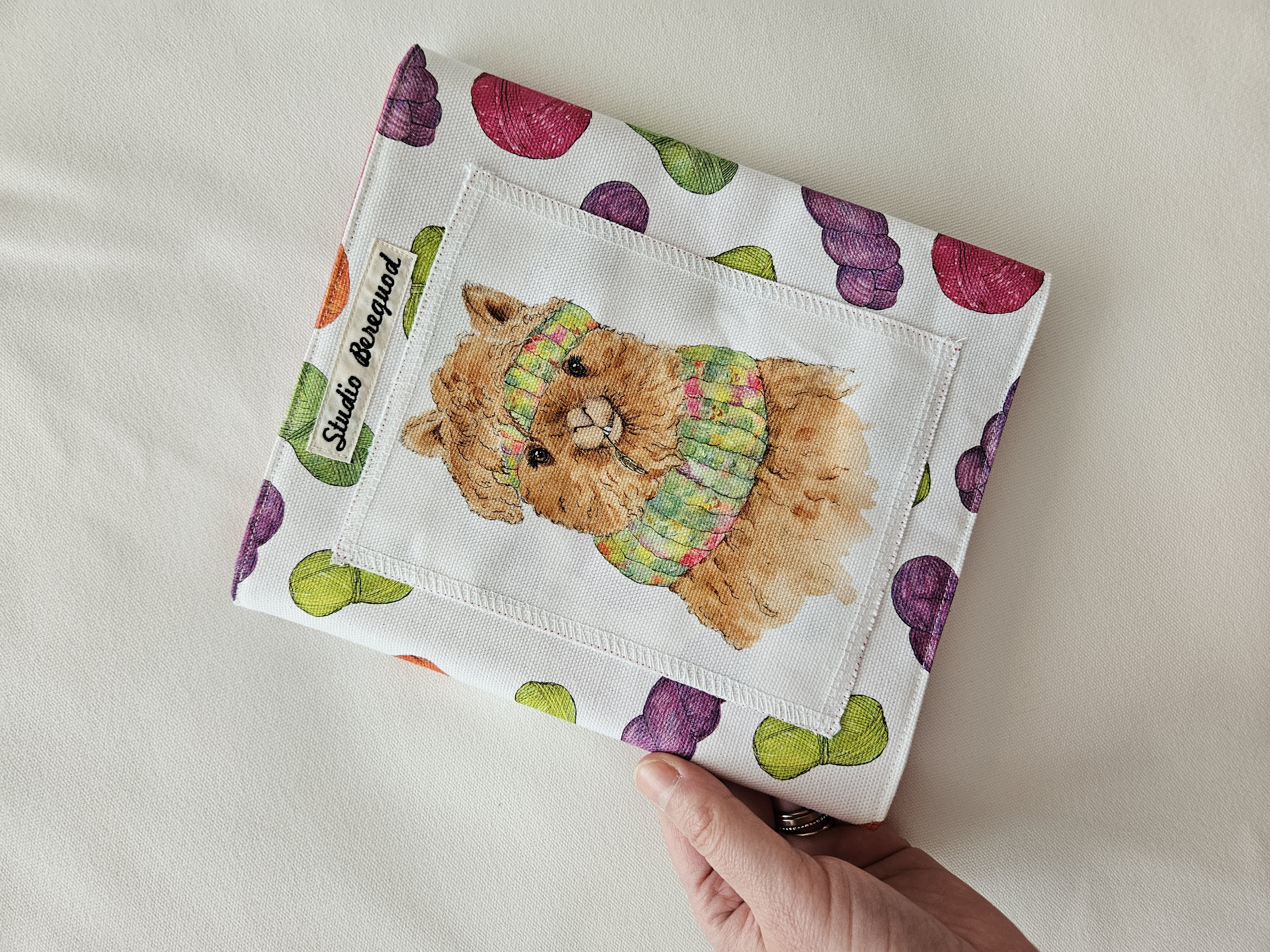 Preorder rondbreinaaldenmap Alpaca met ritsvakje. Rondbreinaaldenmap bollen wol