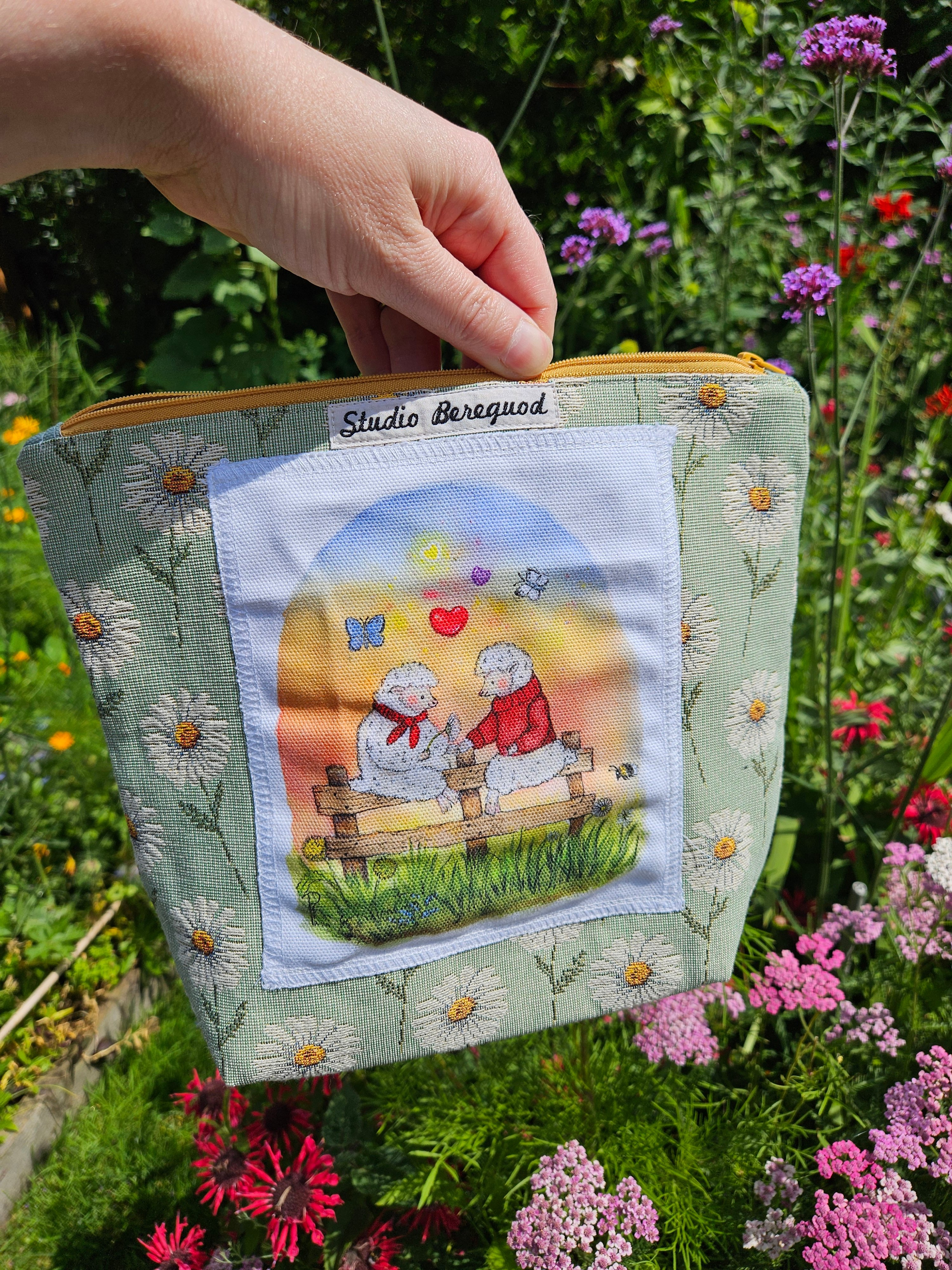 Projectbag rits schaapjes op hek ongeveer 28 cm x 28 cm