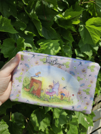 Preorder Etui achtergrond lila 22 cm breed x 11 cm hoog