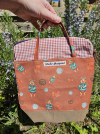 Projectbag koord breiende beer ongeveer 28 cm x 28 cm