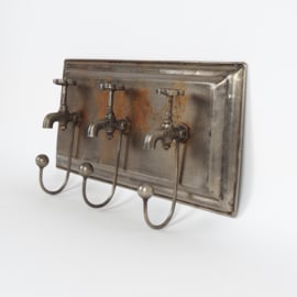Industriële kapstok met decoratieve kranen