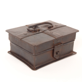 Handgemaakt metalen vintage kistje uit India - lengte 14,5 cm