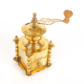 Decoratieve koffiemolen van messing uit begin 20e eeuw