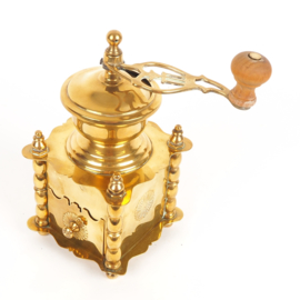 Decoratieve koffiemolen van messing uit begin 20e eeuw