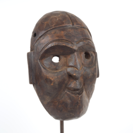 Traditioneel houten masker uit Nepal op tentoonstellingsvoet
