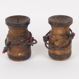 Set van 2 robuuste oude houten Indiase kandelaars