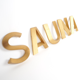 Decoratieve industriële reclameletters in goudkleur: SAUNA