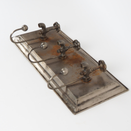 Industriële kapstok met decoratieve kranen