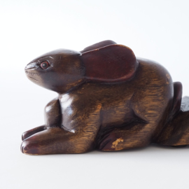 Handgemaakte houten deurstopper met konijn
