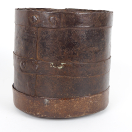 Robuust rond metalen bakje met ijzerbeslag uit India of Nepal