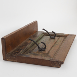 Oude houten kapstok met patina