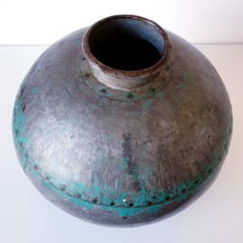 Indiase waterkruik met groen patina