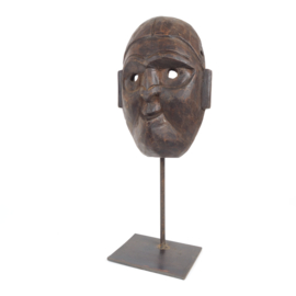 Traditioneel houten masker uit Nepal op tentoonstellingsvoet