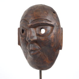 Traditioneel Nepalees houten masker op tentoonstellingsvoet