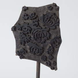 Oude Batik stempel uit India met bloemenmotief - op tentoonstellingsvoet