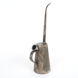 Decoratieve oude vintage oliespuit / oliekan