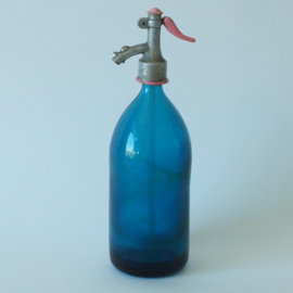 Antieke oude Roemeense spuitwaterfles