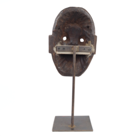 Traditioneel houten masker uit Nepal op tentoonstellingsvoet