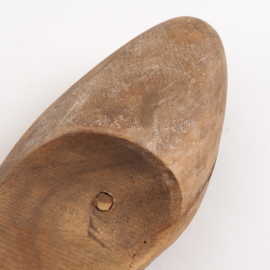 Oude brocante houten schoenmal / schoenleest met ijzeren beslag