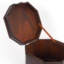 Achthoekig lederen brocante kistje in donkerrood