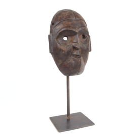 Traditioneel houten masker uit Nepal op tentoonstellingsvoet