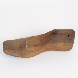 Brocante houten schoenmal / schoenleest met ijzeren beslag