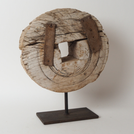 Houten wiel uit India op tentoonstellingsvoet