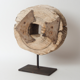 Houten wiel uit India op tentoonstellingsvoet