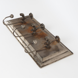 Industriële kapstok met decoratieve kranen