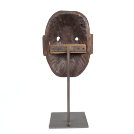 Traditioneel Nepalees houten masker op tentoonstellingsvoet