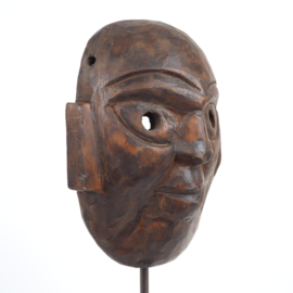 Traditioneel Nepalees houten masker op tentoonstellingsvoet