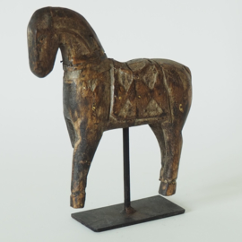 Oud Indiaas houten paardje op tentoonstellingsvoet