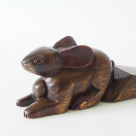 Handgemaakte houten deurstopper met konijn