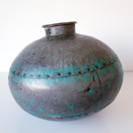 Indiase waterkruik met groen patina