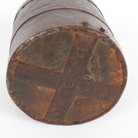 Robuust rond metalen bakje met ijzerbeslag uit India of Nepal