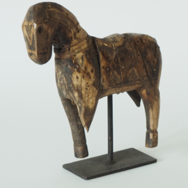 Oud Indiaas houten paardje op tentoonstellingsvoet