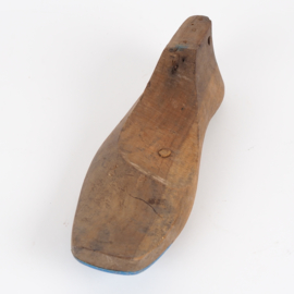 Brocante houten schoenmal / schoenleest met ijzeren beslag