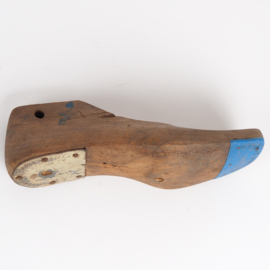Brocante houten schoenmal / schoenleest met ijzeren beslag
