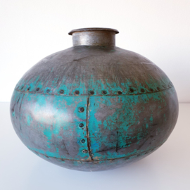 Indiase waterkruik met groen patina