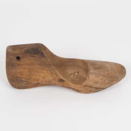 Oude brocante houten schoenmal / schoenleest met ijzeren beslag